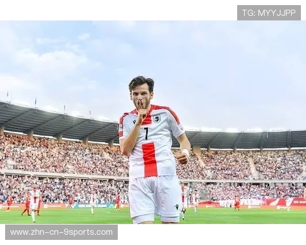 克瓦拉茨赫利亚：连续过人制造混乱，直塞助攻队友破门